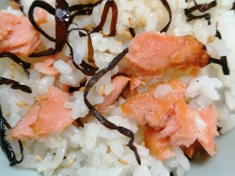 鮭の塩焼きと昆布とごまと白だしかけご飯